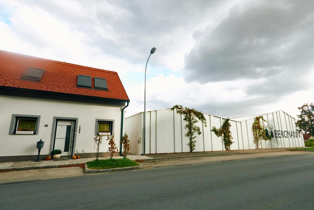 Apartment Fuer 2 Erwachsene Und 2 Kinder, Ausgestattet Mit Einem Weinkeller Und Einem Kleinen Hof - Self-Made Fruehstueck Inbegriffen Retz Exterior photo