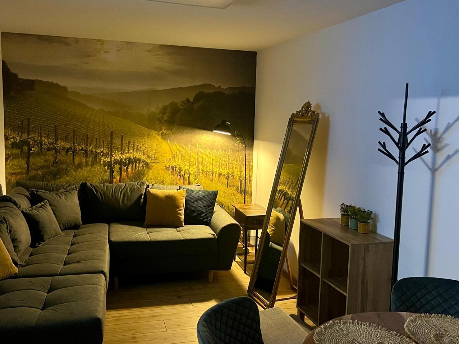 Apartment Fuer 2 Erwachsene Und 2 Kinder, Ausgestattet Mit Einem Weinkeller Und Einem Kleinen Hof - Self-Made Fruehstueck Inbegriffen Retz Exterior photo