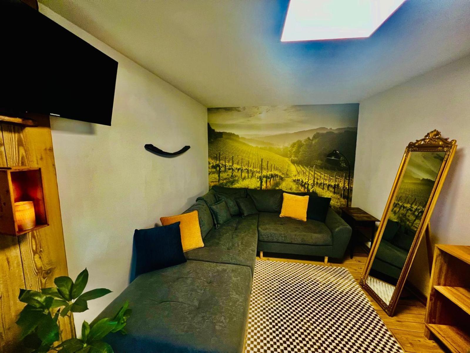Apartment Fuer 2 Erwachsene Und 2 Kinder, Ausgestattet Mit Einem Weinkeller Und Einem Kleinen Hof - Self-Made Fruehstueck Inbegriffen Retz Exterior photo